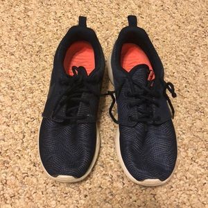 Nike Roshe’s navy